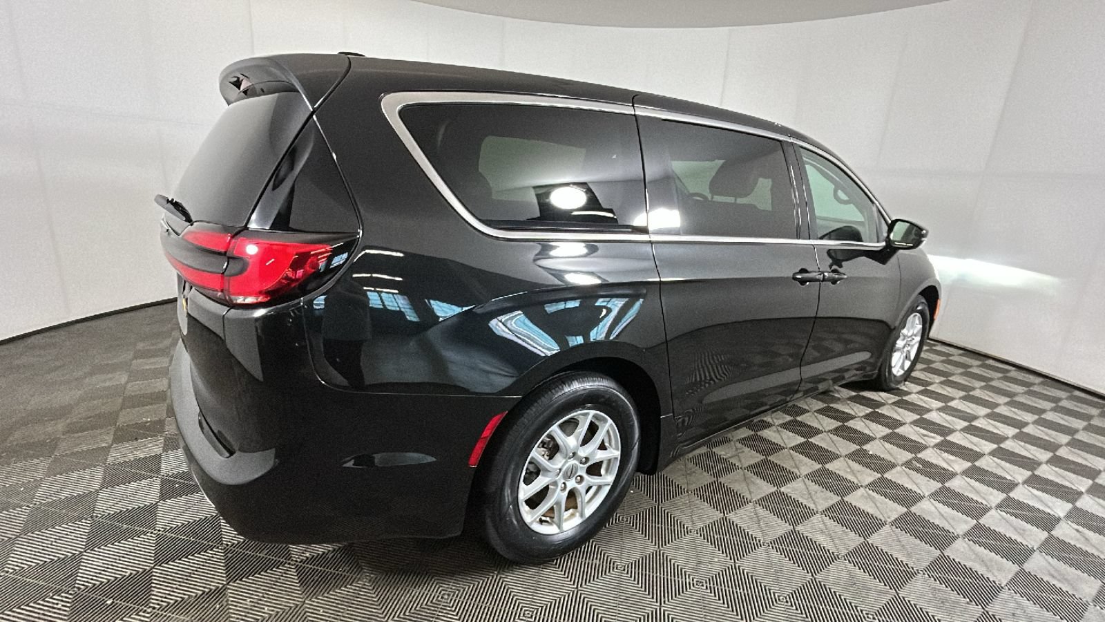 Used 2024 Chrysler Pacifica Touring-L FWD image 3