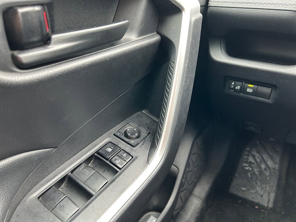 Used 2021 Toyota RAV4 LE FWD image 18