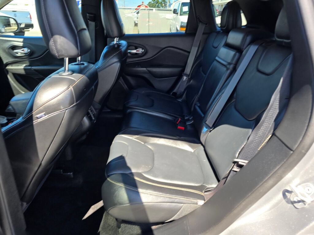 Used 2015 Jeep Cherokee Limited w/ Technology Group AWD/4WD image 15