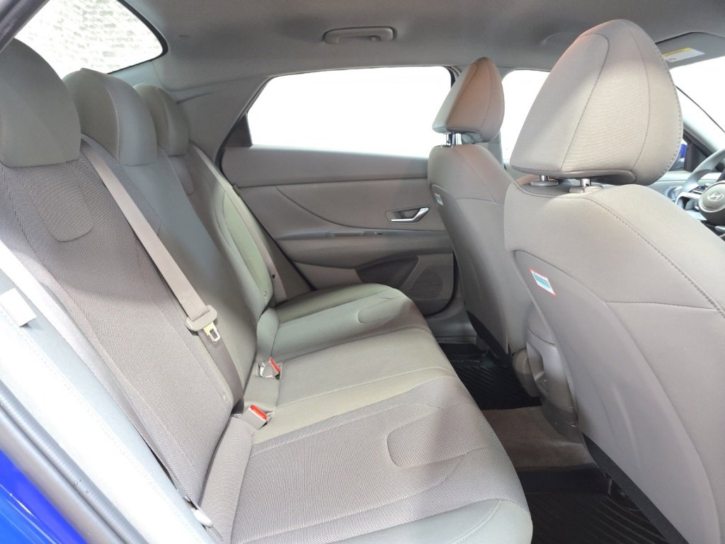 Used 2025 Hyundai Elantra SE image 11