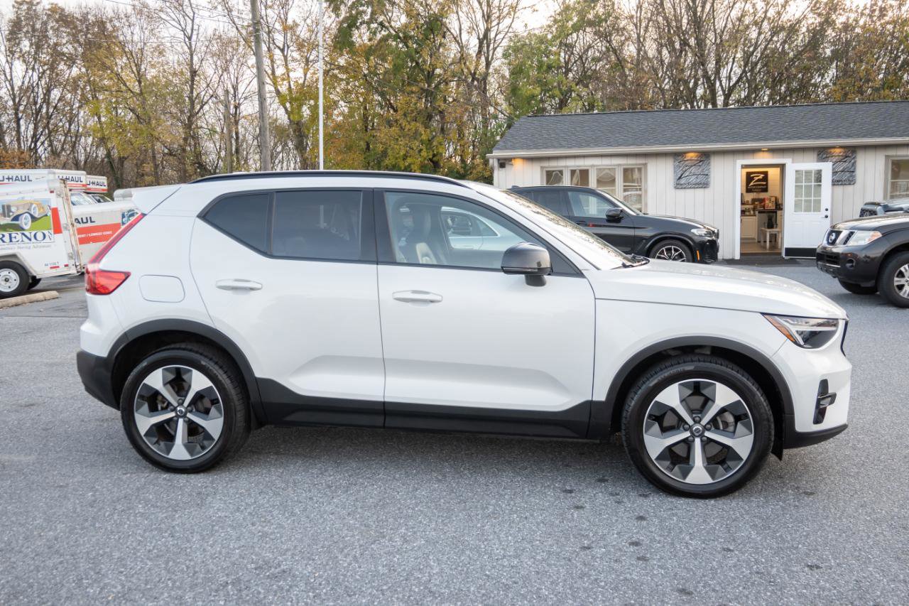Used 2023 Volvo XC40 B5 Plus AWD/4WD image 12
