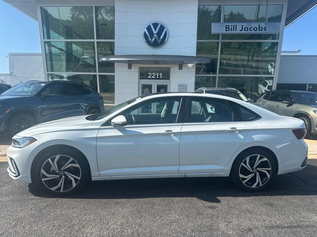 Used 2026 Volkswagen Jetta SEL FWD image 3