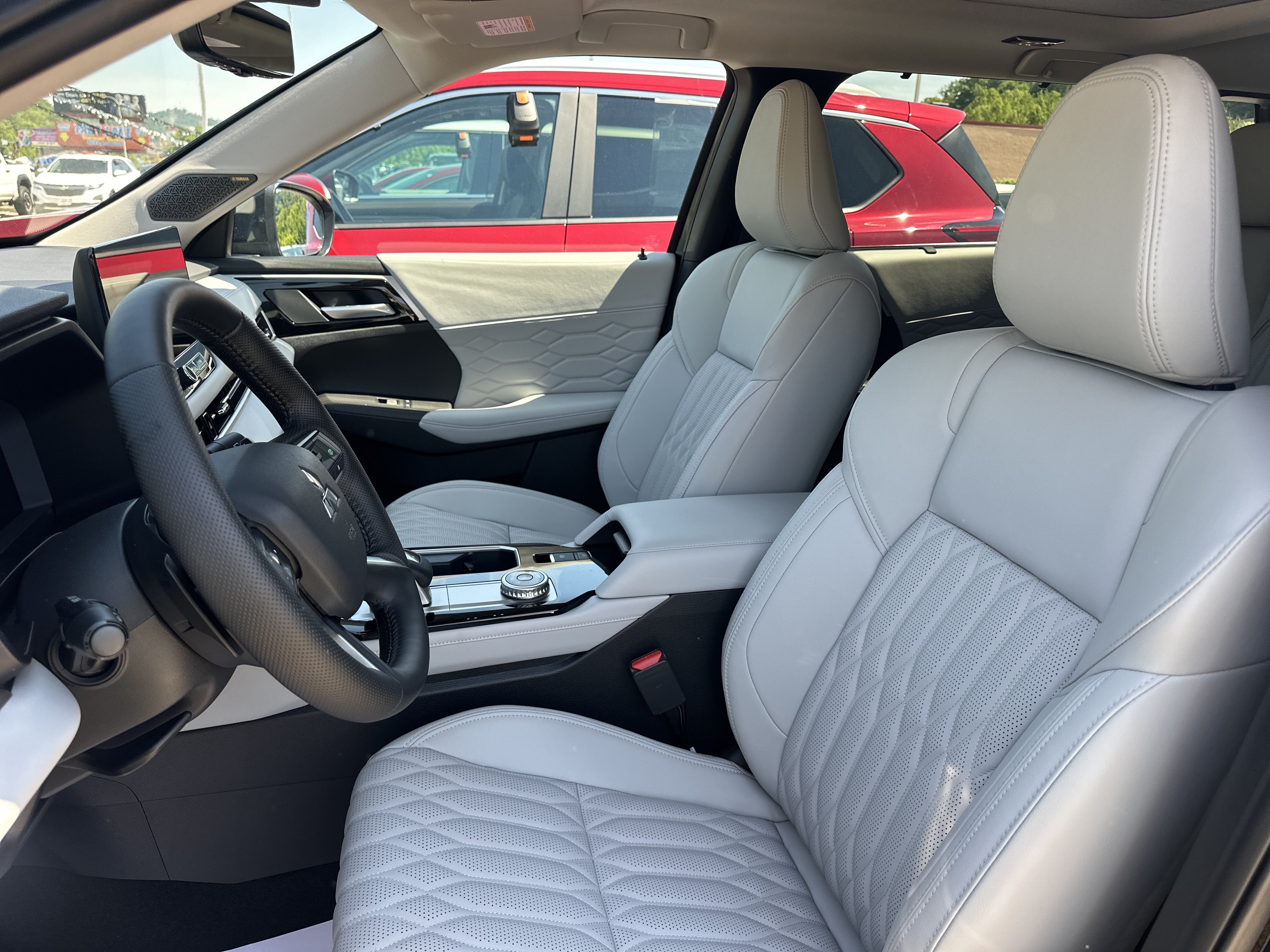 Used 2025 Mitsubishi Outlander AWD image 16