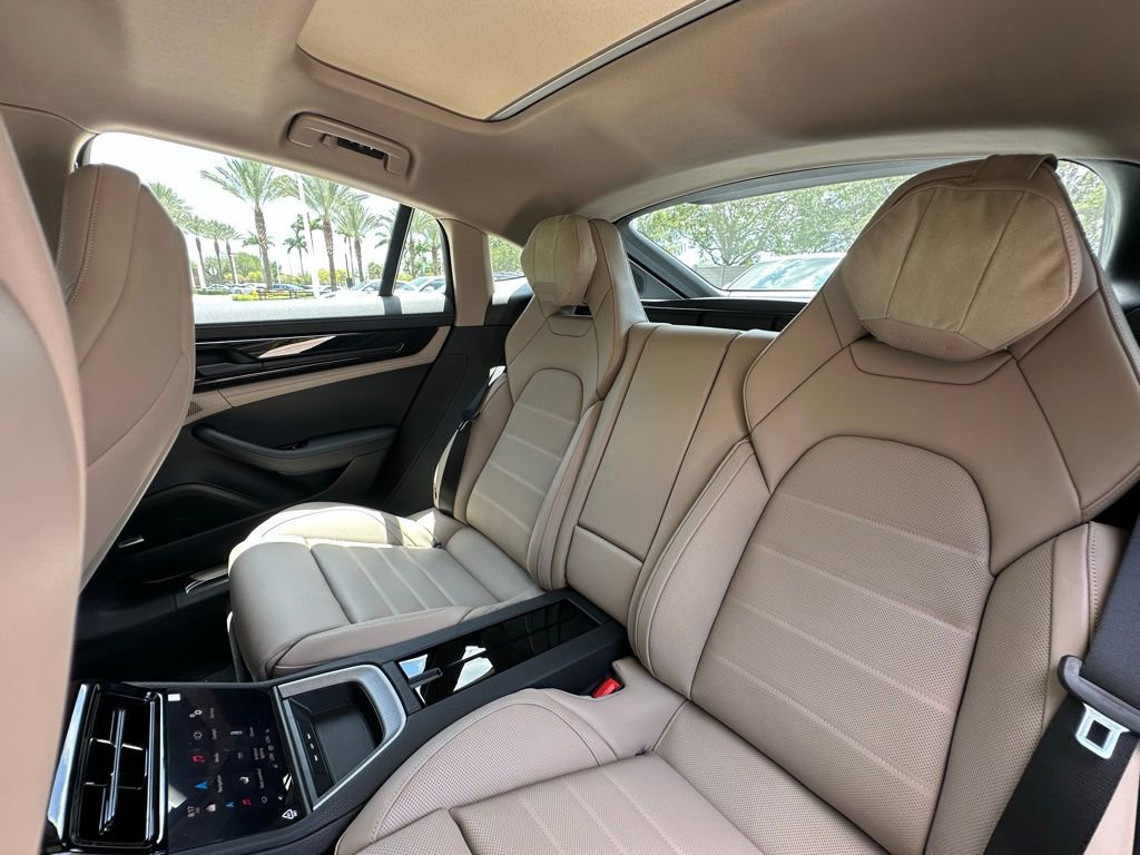 Used 2025 Porsche Panamera image 31