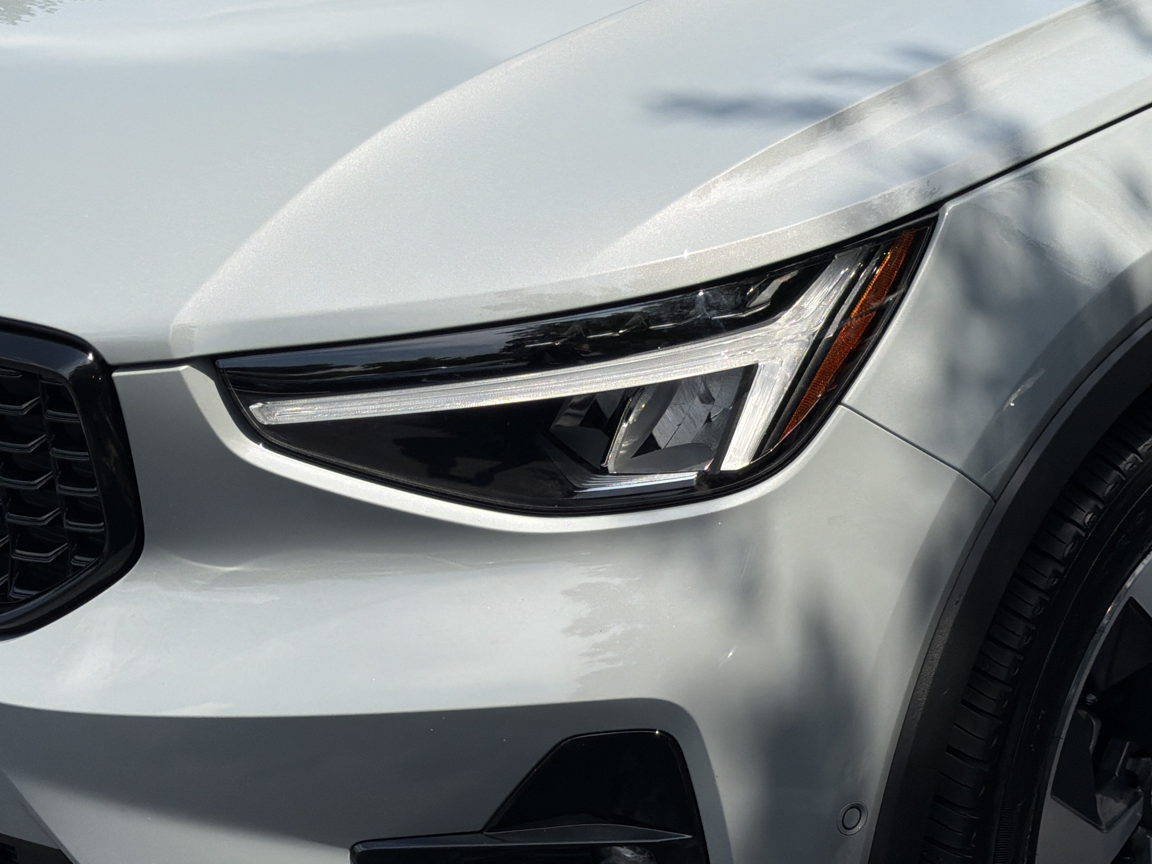 Certified 2024 Volvo XC40 B5 Plus AWD/4WD image 6
