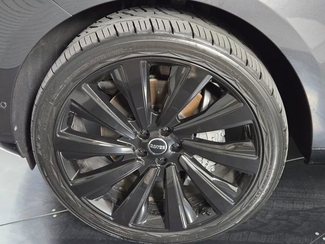 Used 2025 Land Rover Range Rover Long Wheelbase SE image 12