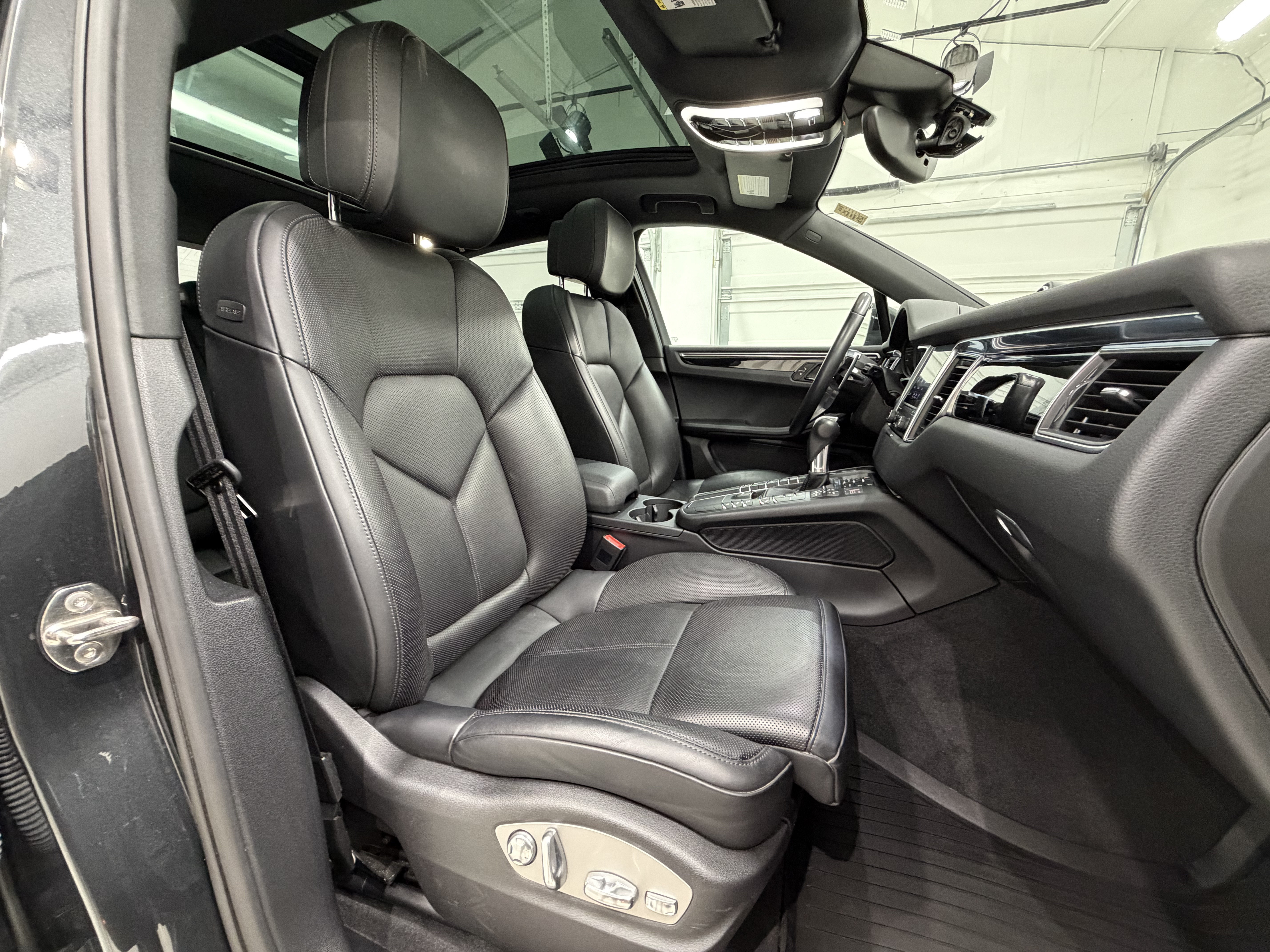 Certified 2018 Porsche Macan AWD/4WD image 23