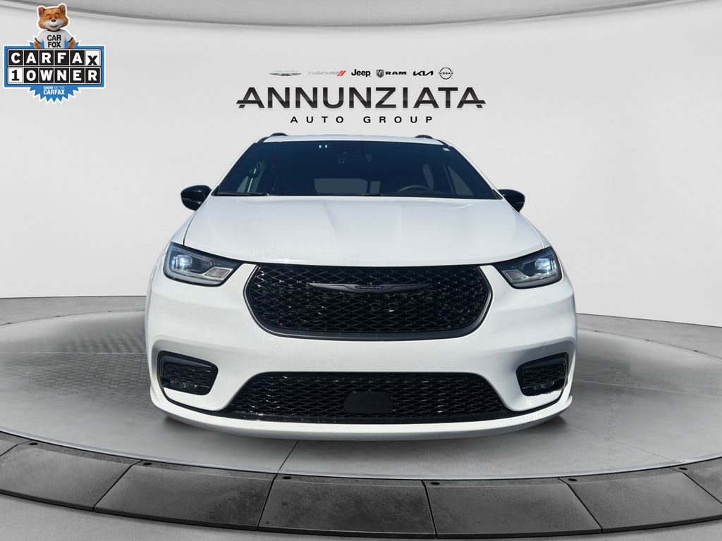 Used 2025 Chrysler Pacifica Limited image 8