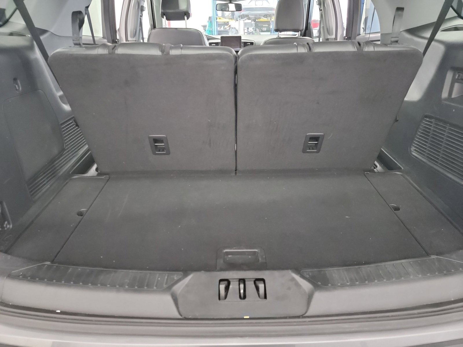 Used 2022 Ford Explorer Limited w/ Equipment Group 301A image 3