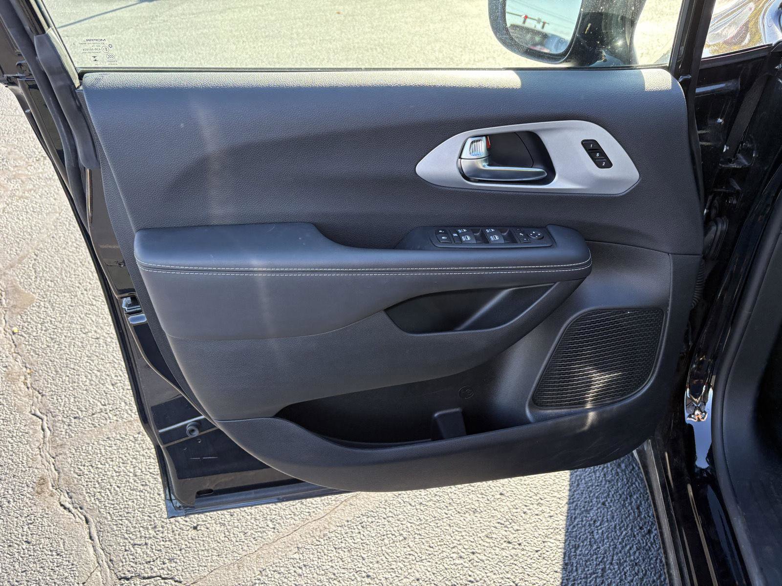 Used 2025 Chrysler Pacifica Limited image 3