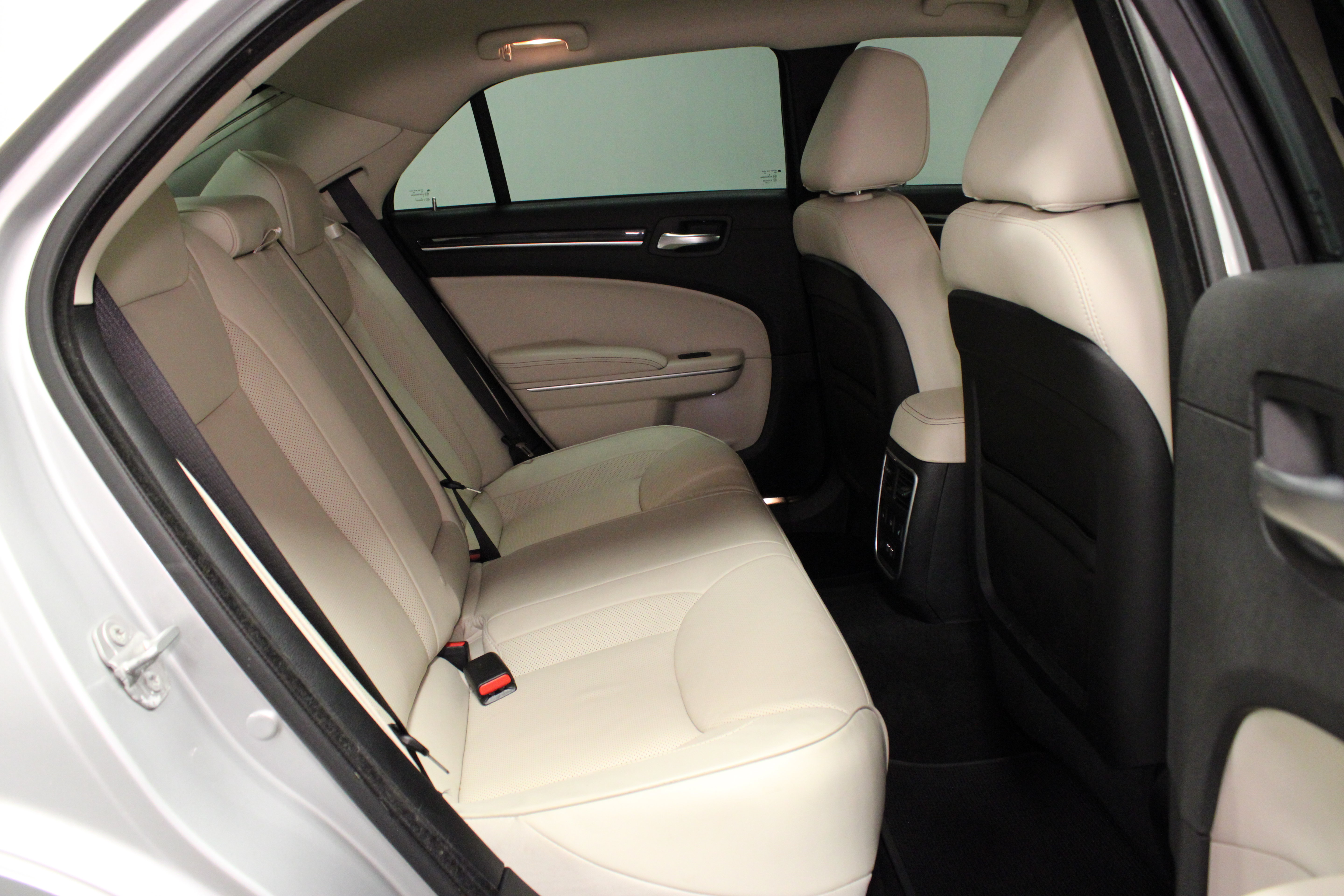 Used 2022 Chrysler 300 Touring L w/ Safetytec Plus Group AWD/4WD image 14