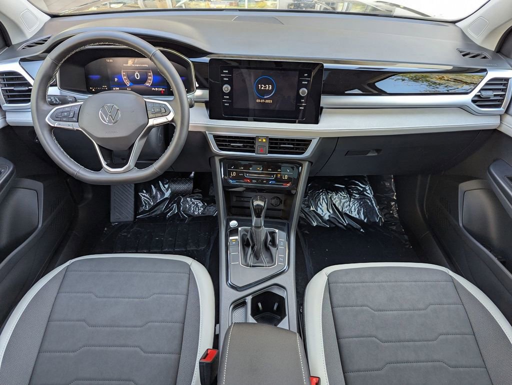 Used 2025 Volkswagen Taos SE w/ Panoramic Sunroof Package FWD image 16