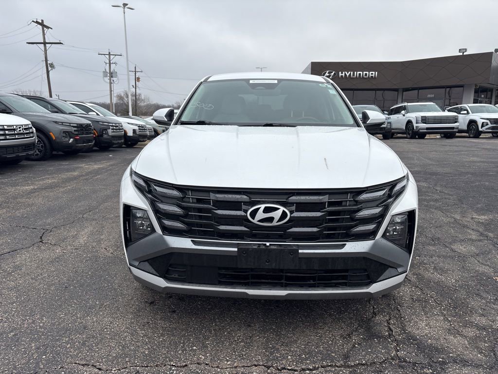Used 2025 Hyundai Tucson SE image 2