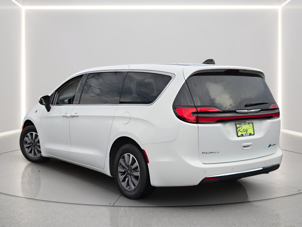Used 2023 Chrysler Pacifica Touring-L FWD image 17