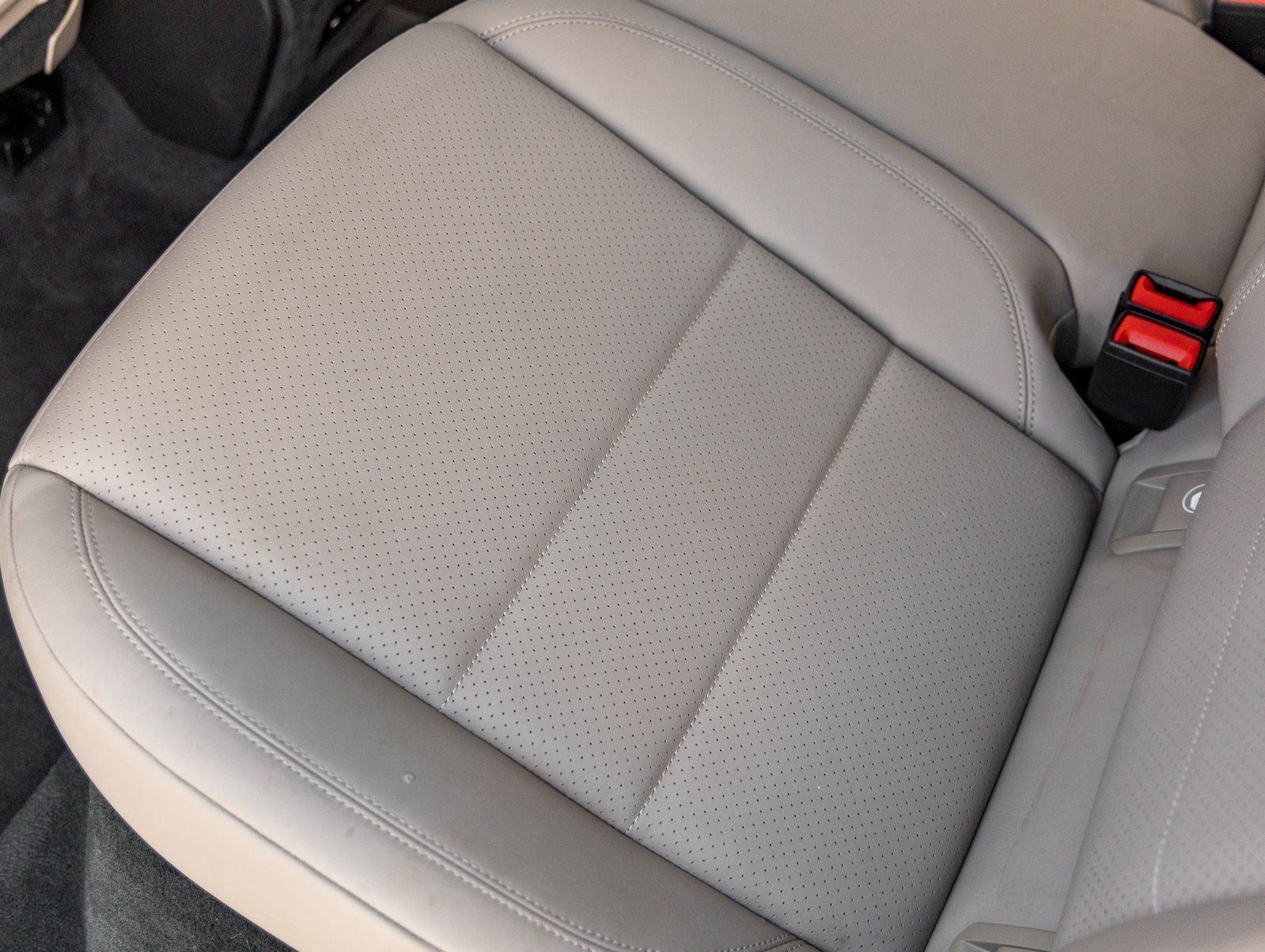 Certified 2025 Porsche Macan 4S Electric image 32