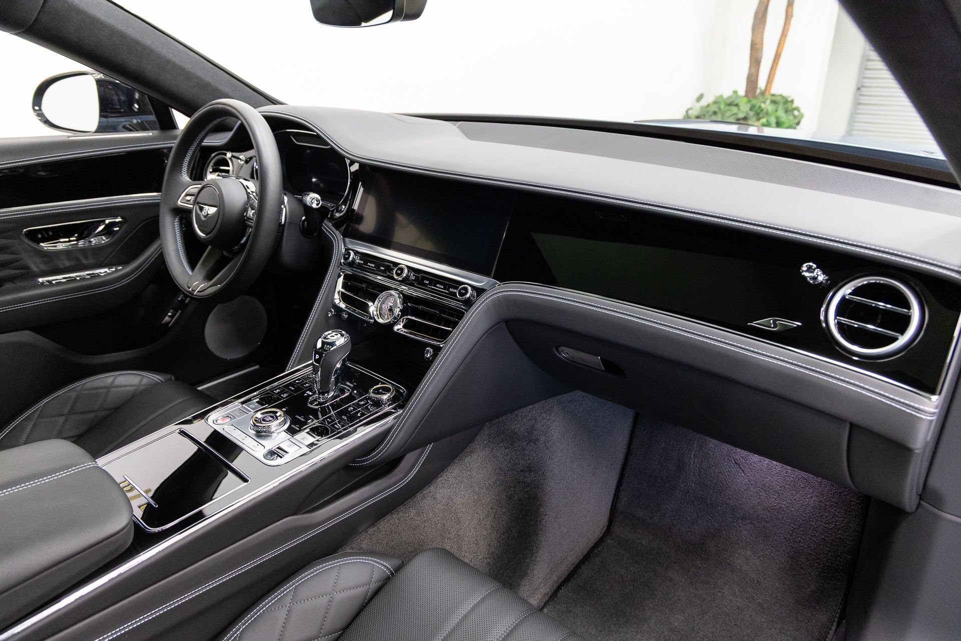 Used 2024 Bentley Flying Spur Plug-In Hybrid AWD/4WD image 12