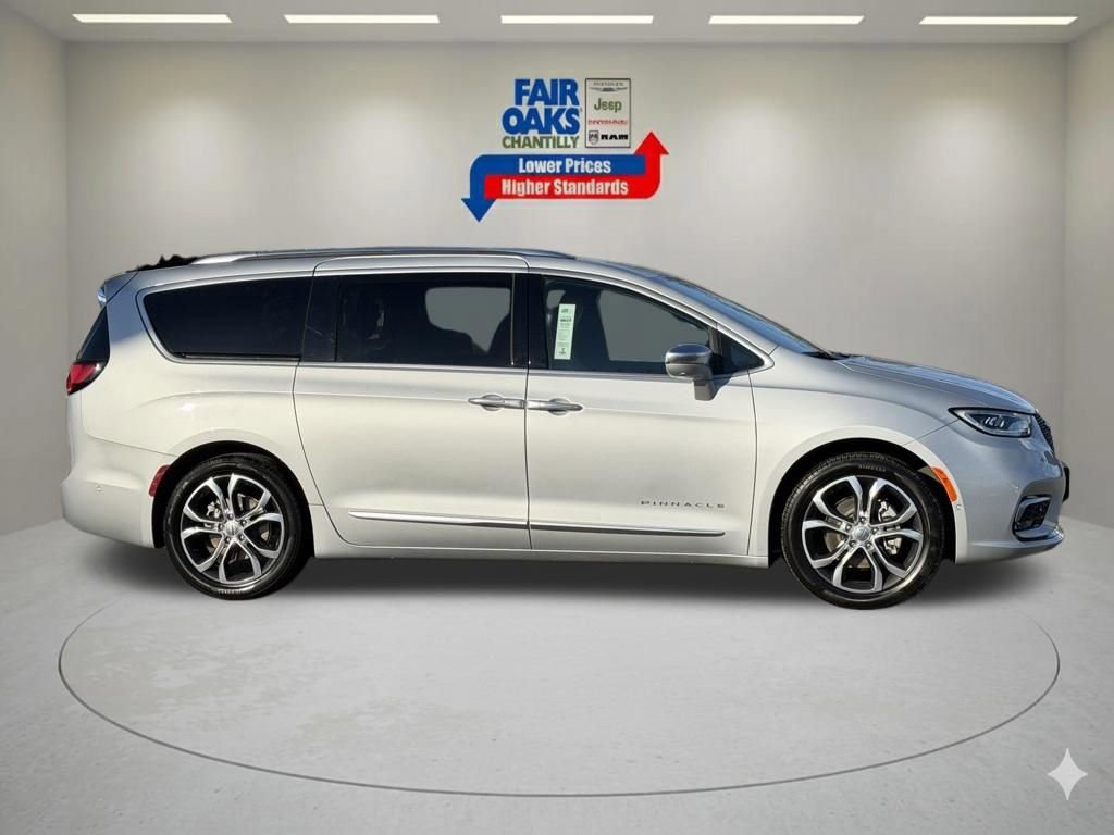 Used 2024 Chrysler Pacifica Pinnacle image 6