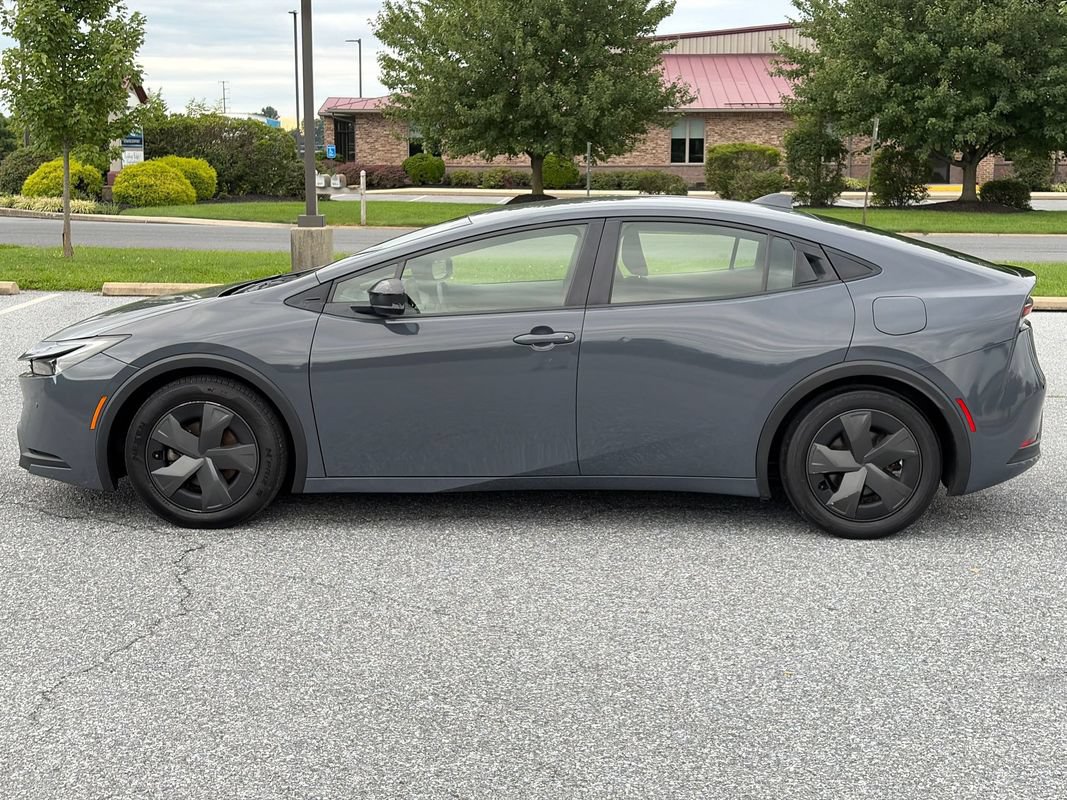 Used 2023 Toyota Prius LE FWD image 5