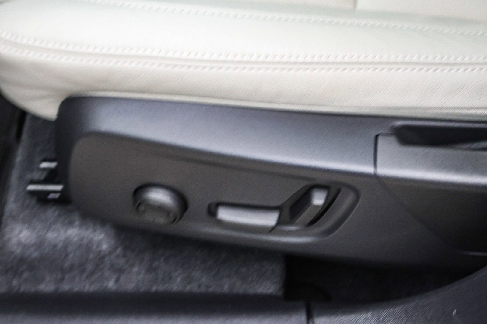 Used 2026 Volvo XC40 B5 Plus w/ Protection Package Premier image 31