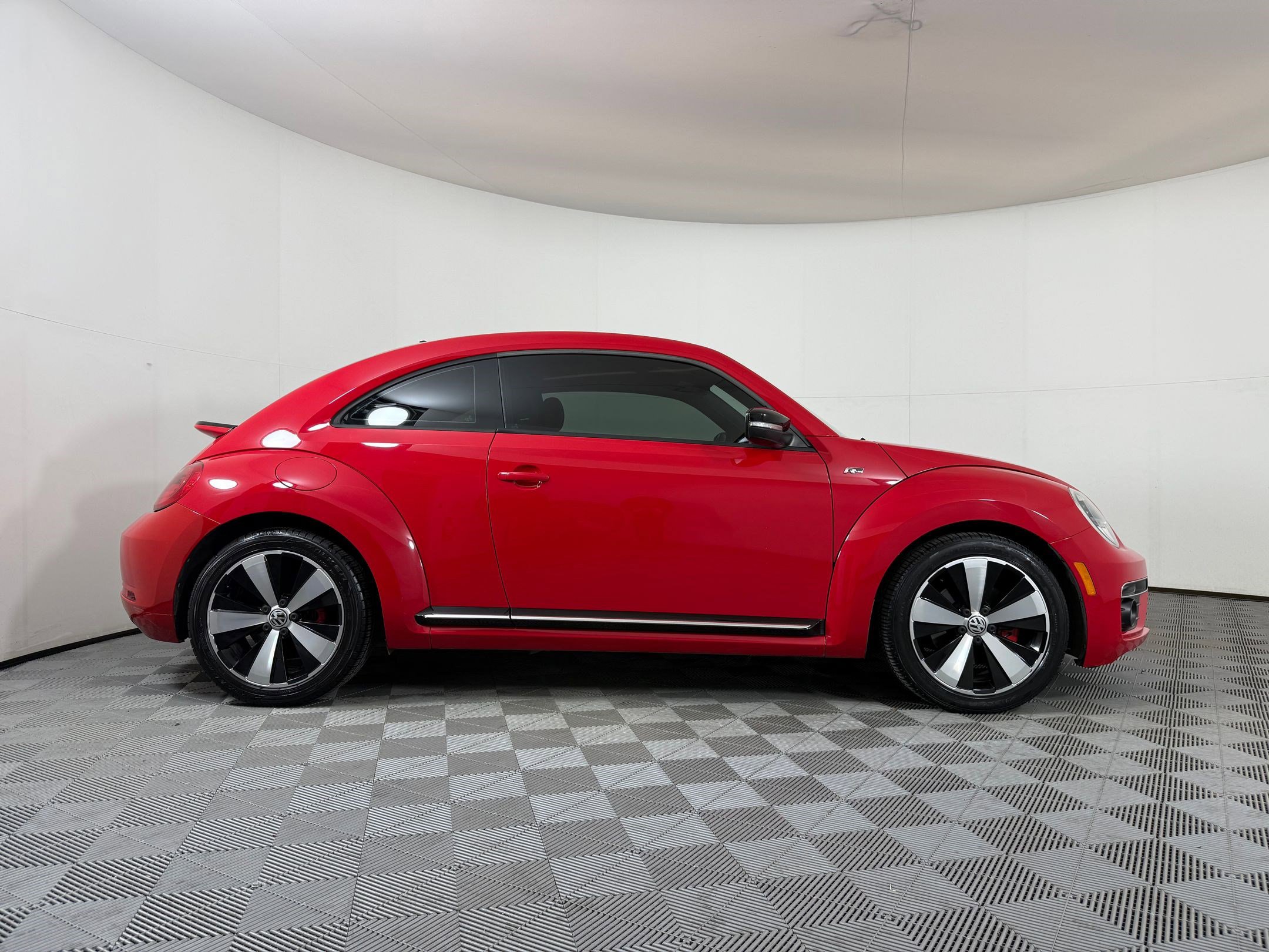 Used 2014 Volkswagen Beetle R-Line image 8