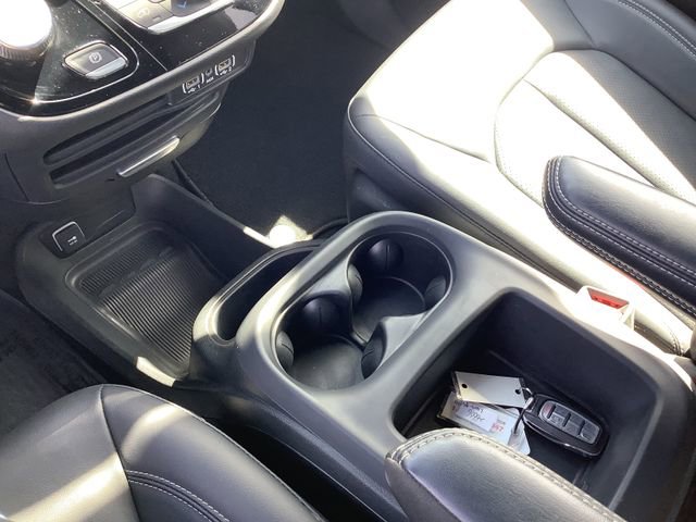Used 2025 Chrysler Pacifica Select image 19