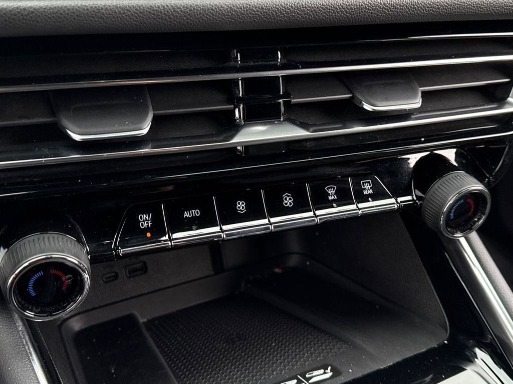 Used 2024 Chevrolet Traverse LT image 28