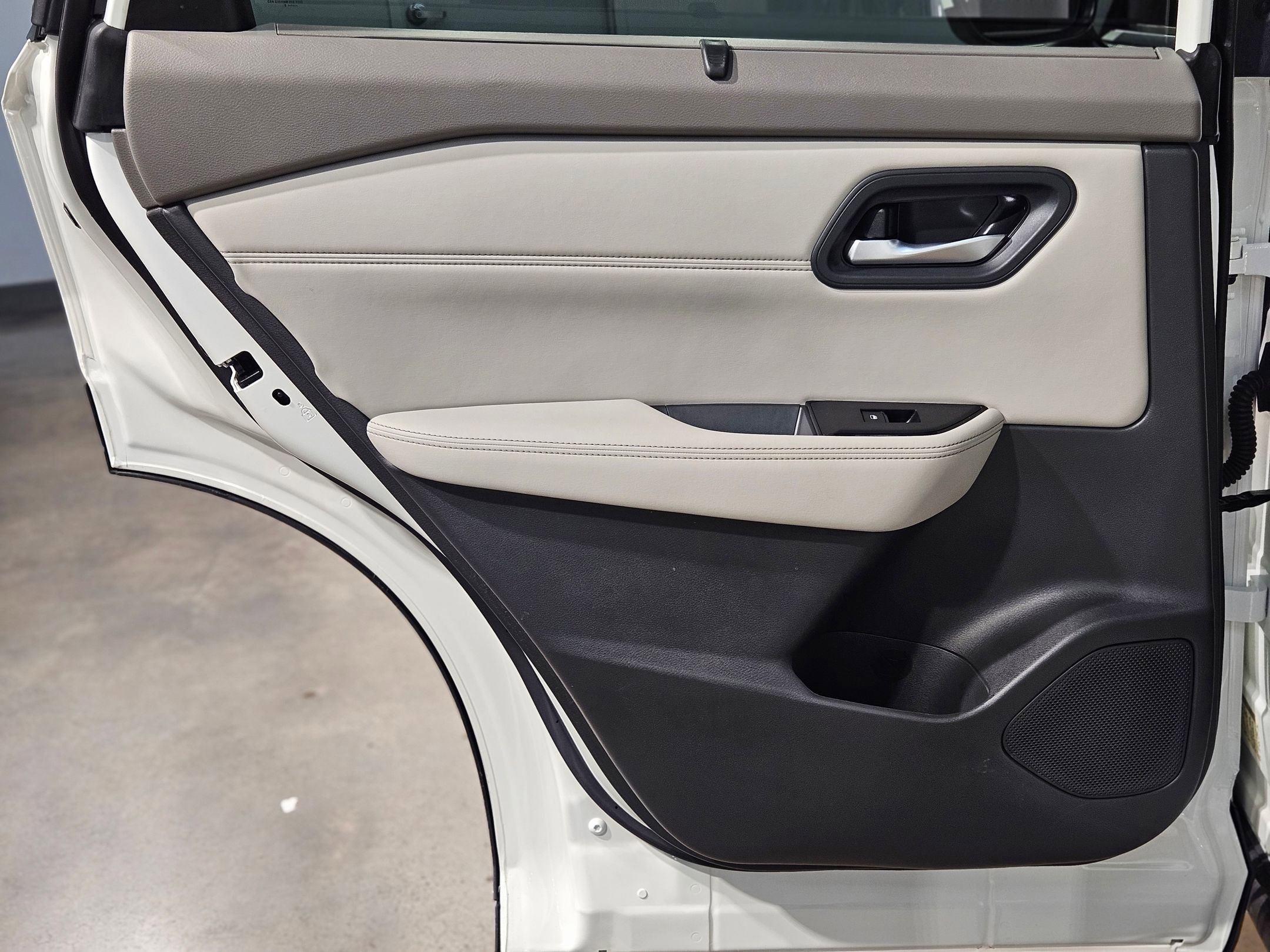 Used 2023 Nissan Rogue SV w/ SV Premium B Package image 34