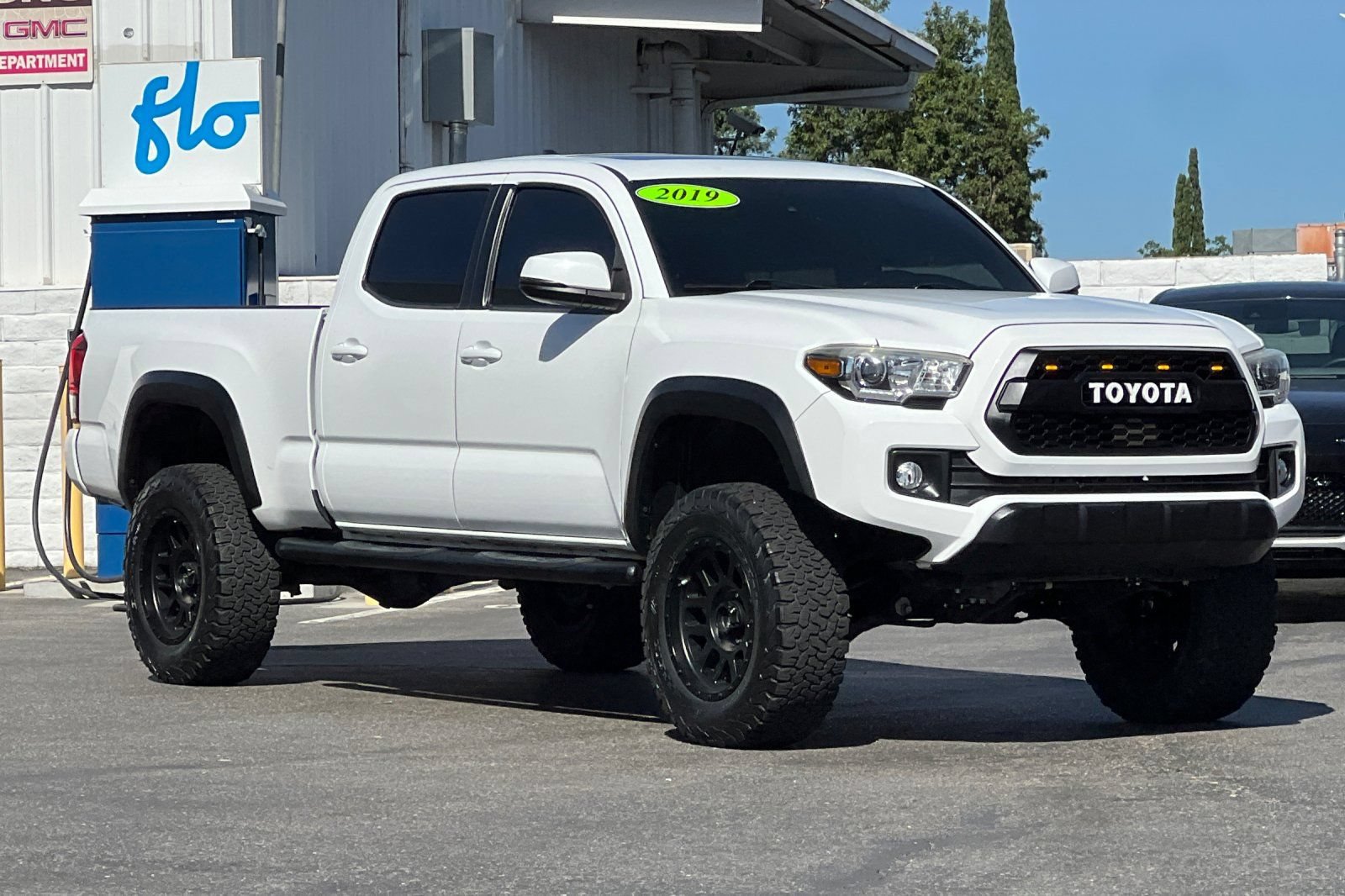 Used 2019 Toyota Tacoma TRD Off-Road w/ TRD Premium Off Road Package AWD/4WD image 2