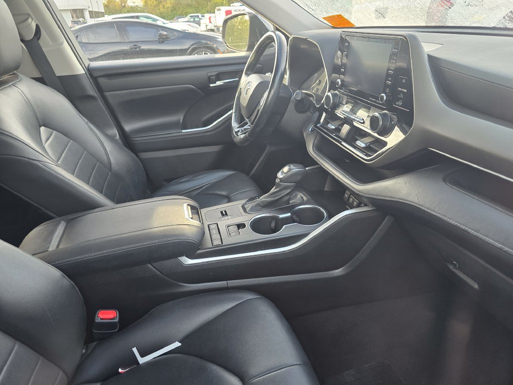 Used 2021 Toyota Highlander XLE FWD image 13