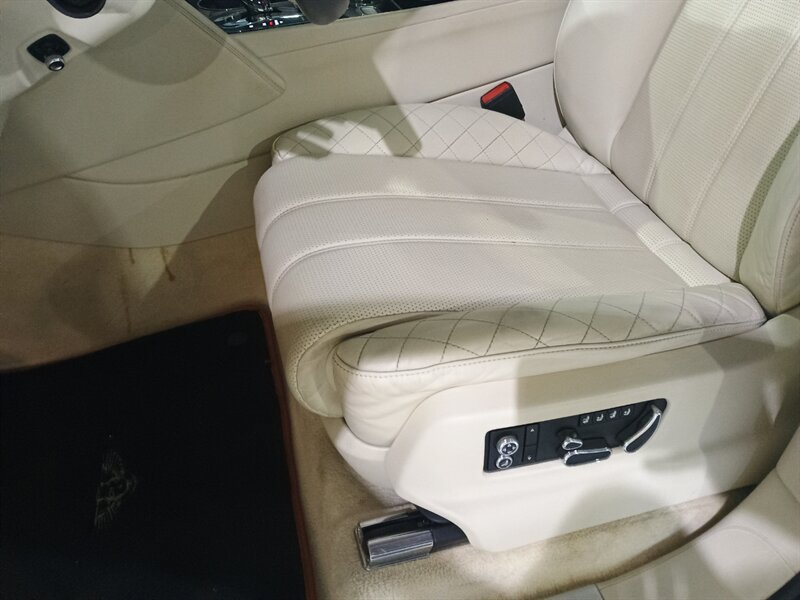 Used 2020 Bentley Bentayga AWD/4WD image 16