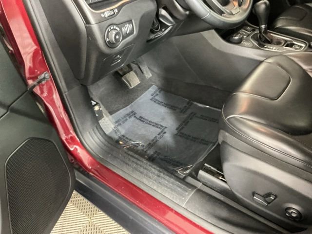 Used 2019 Jeep Cherokee Trailhawk AWD/4WD image 15