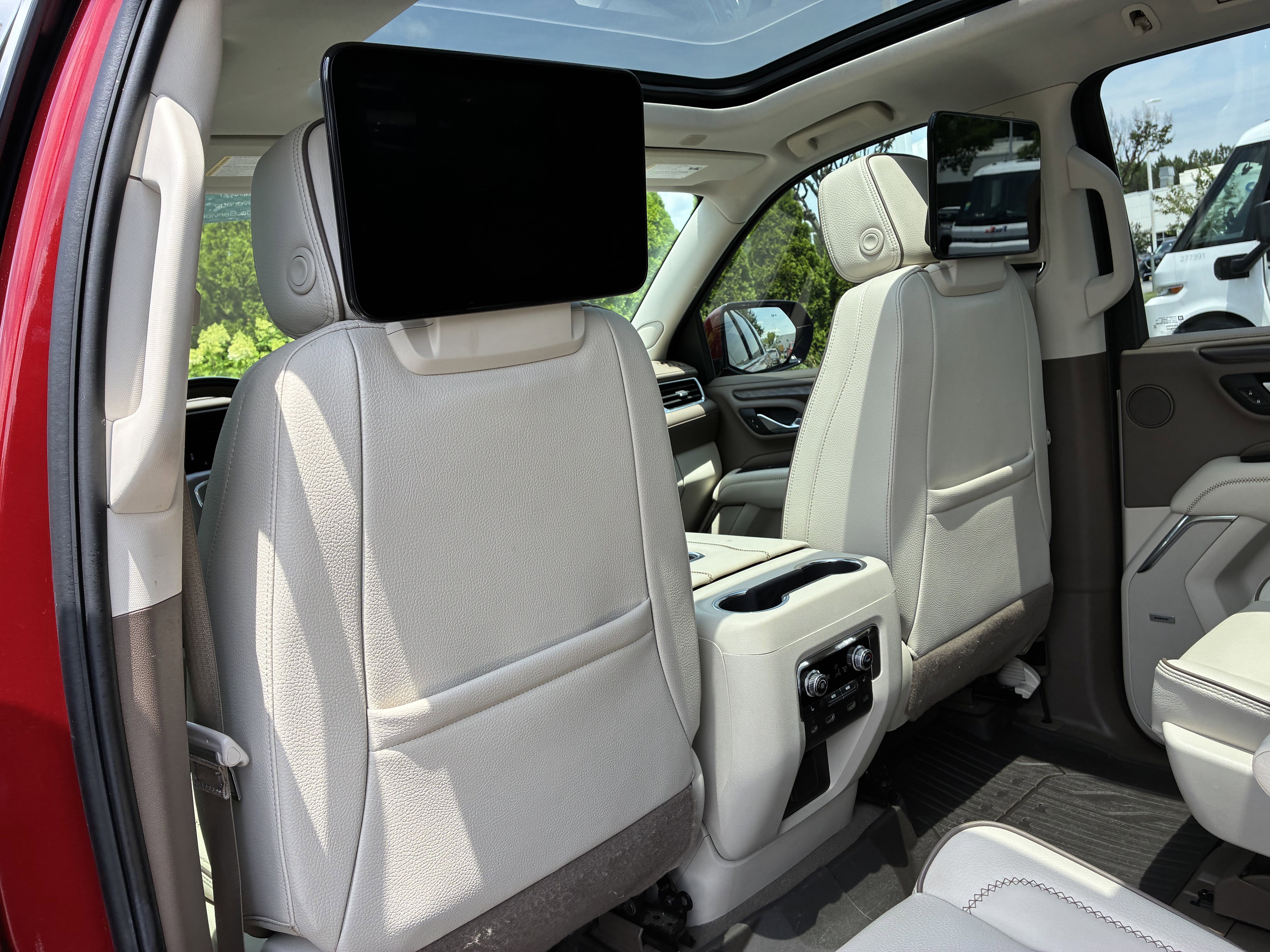 Used 2023 GMC Yukon XL Denali w/ Denali Reserve Package AWD/4WD image 16