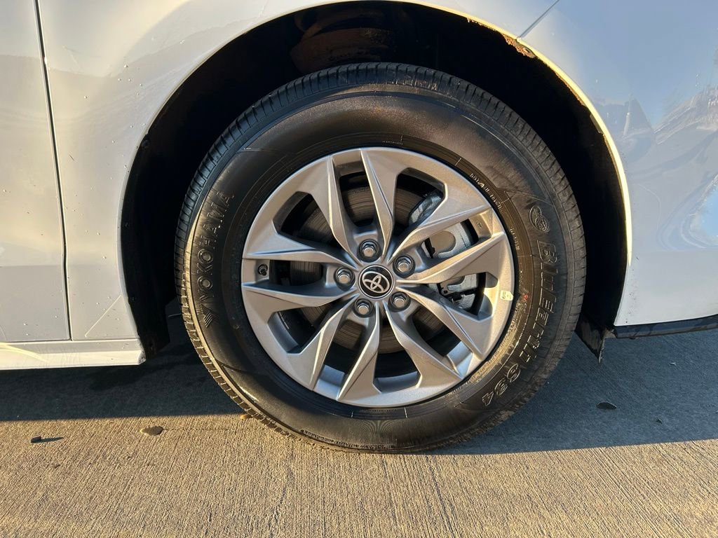 Used 2025 Toyota Sienna LE image 13