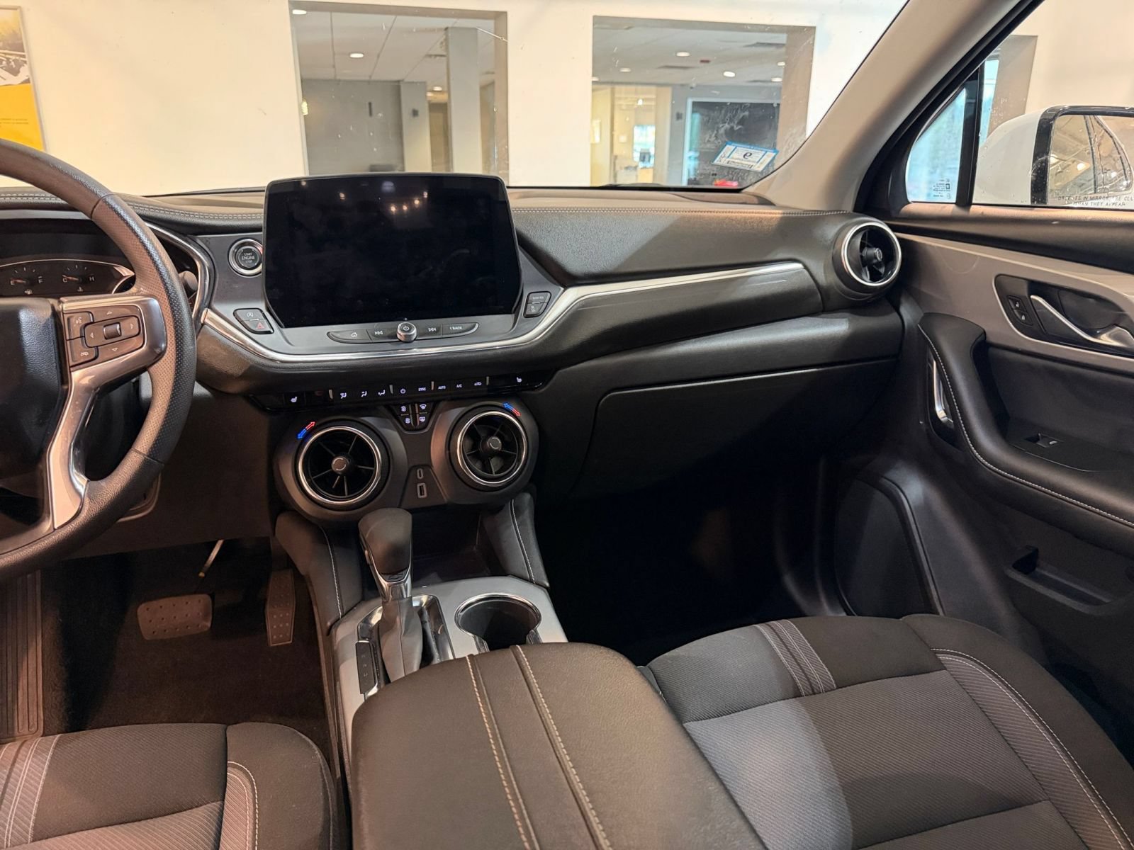 Used 2025 Chevrolet Blazer LT FWD image 35
