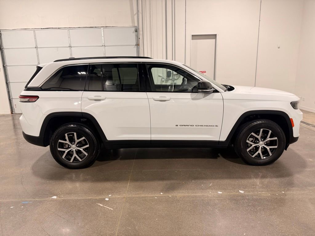 Used 2023 Jeep Grand Cherokee Limited AWD/4WD image 4