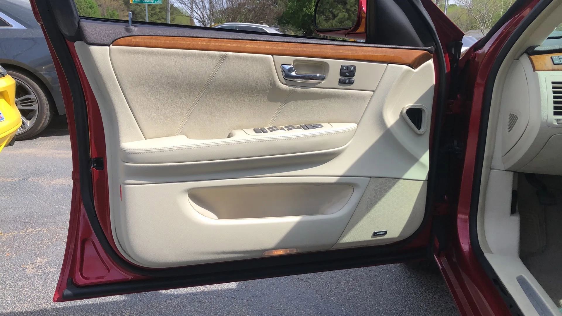 Used 2011 Cadillac DTS Platinum image 25