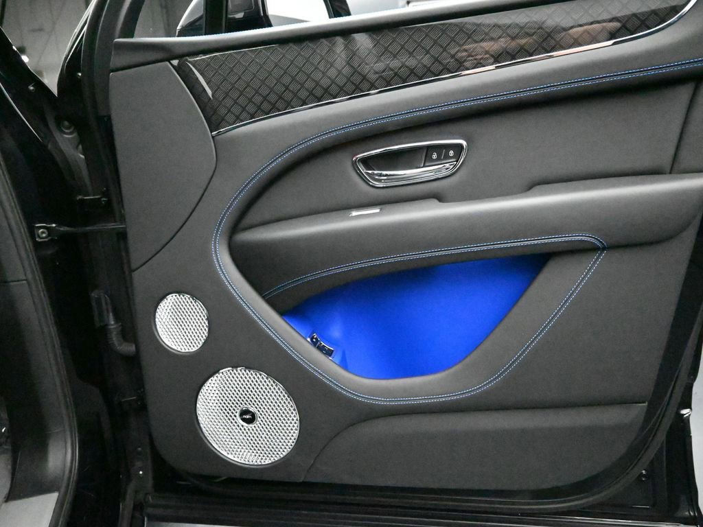 Used 2025 Bentley Bentayga image 43