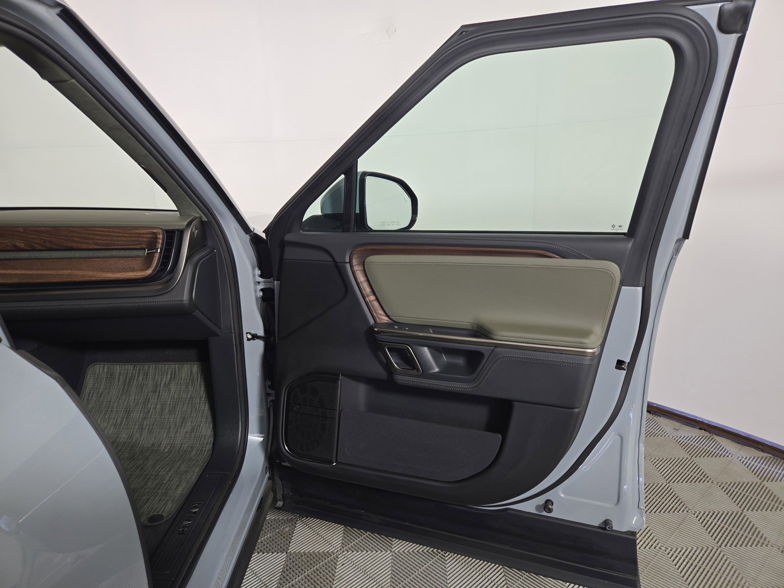 Used 2024 Rivian R1S Adventure AWD/4WD image 18