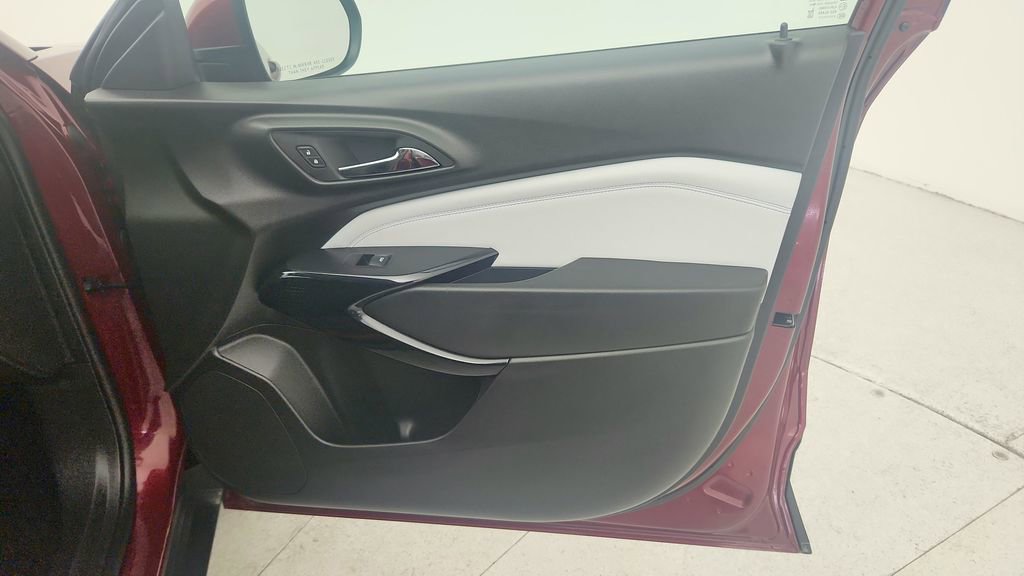 Certified 2025 Chevrolet Trax LT w/ LT Convenience Package image 31