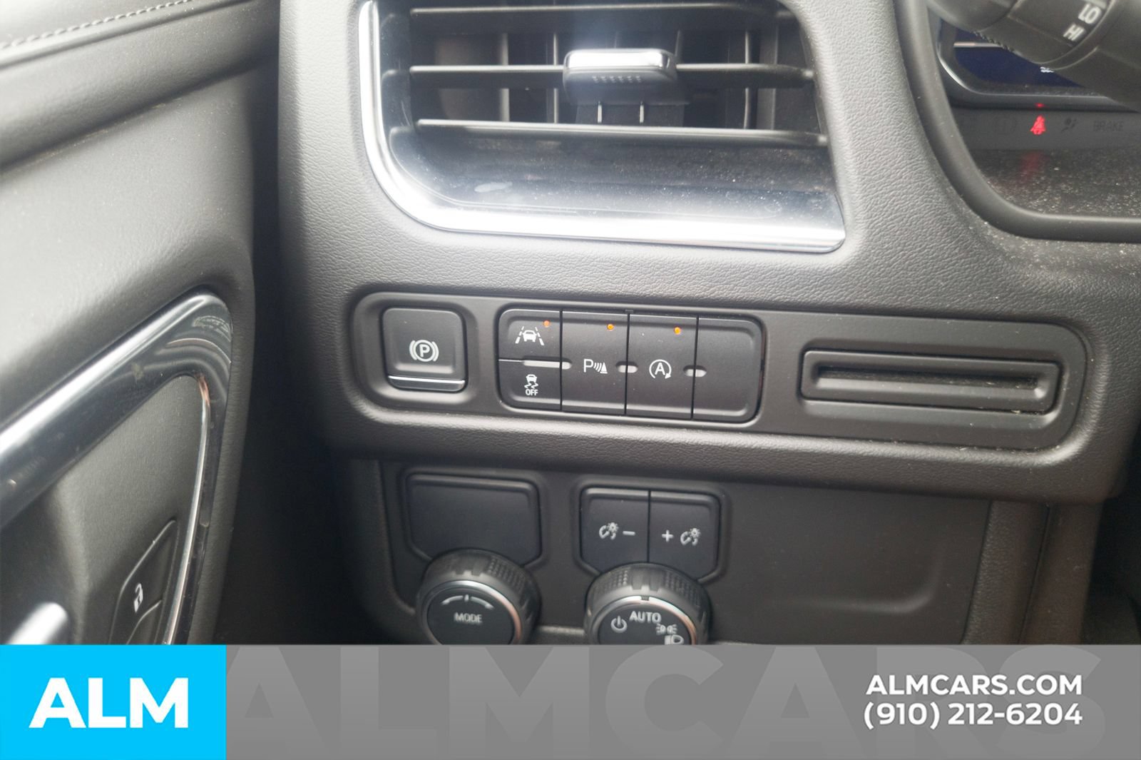 Used 2024 Chevrolet Suburban LT RWD image 29