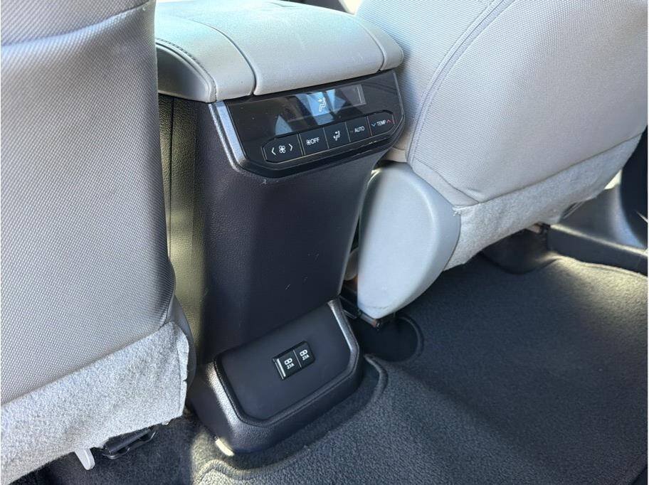Used 2020 Toyota Highlander LE FWD image 16