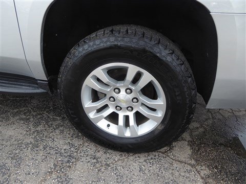 Used 2019 Chevrolet Suburban LT image 9