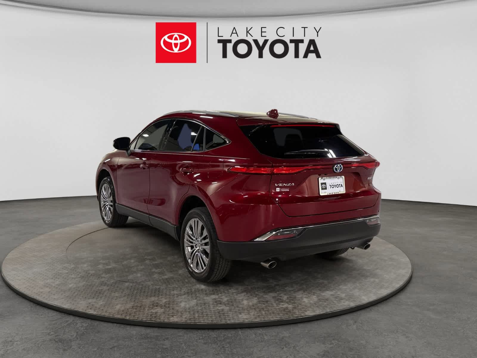 Used 2023 Toyota Venza XLE AWD/4WD image 5