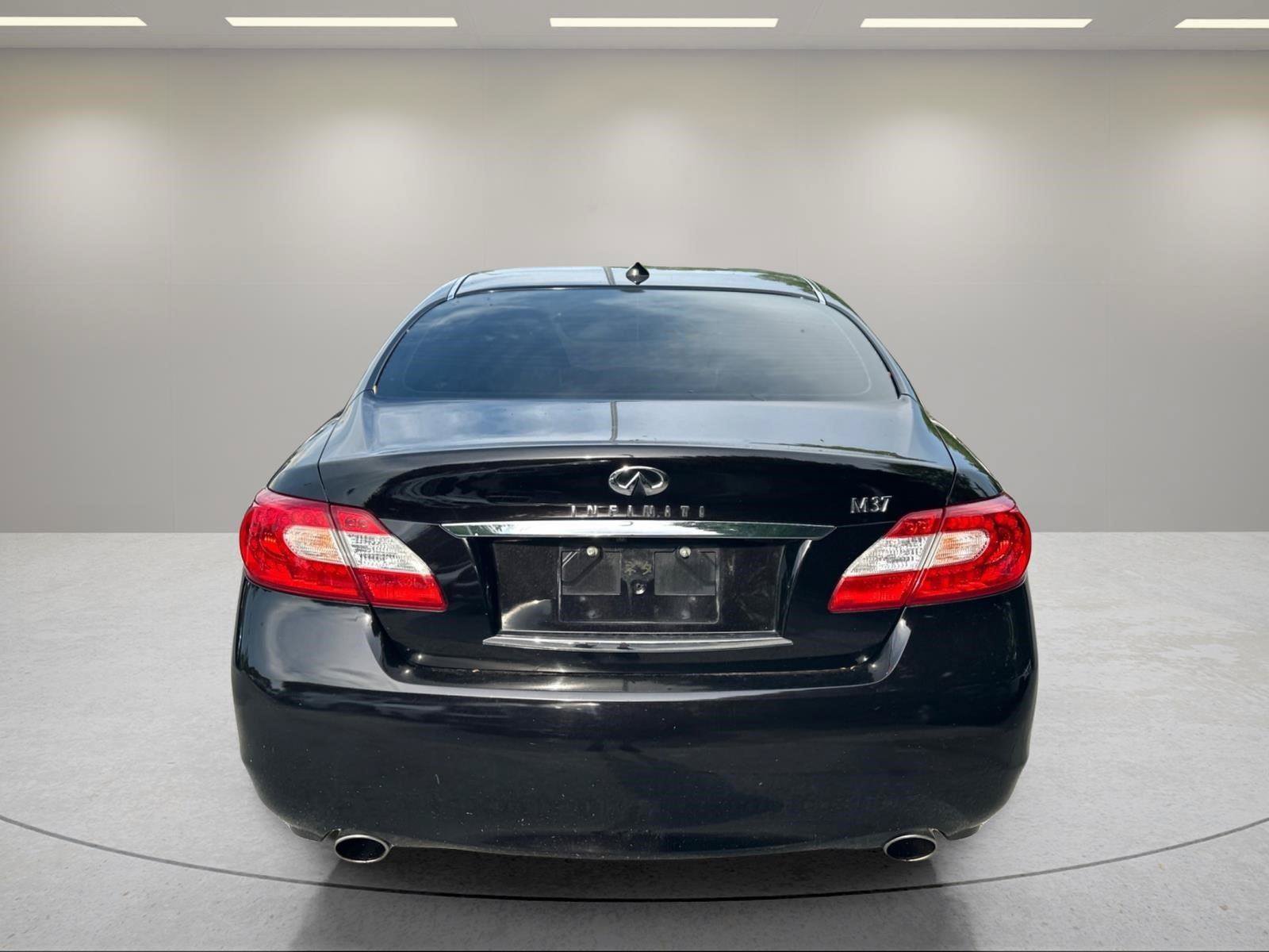 Used 2011 INFINITI M37 w/ Premium Pkg RWD image 4