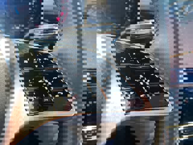 Used 2025 Mercedes-Benz GLC 350e 4MATIC image 28