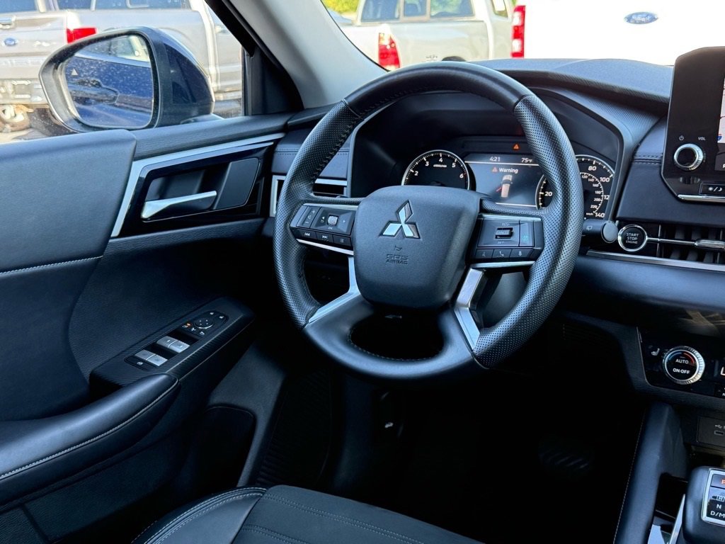 Used 2024 Mitsubishi Outlander SE Black Edition image 11