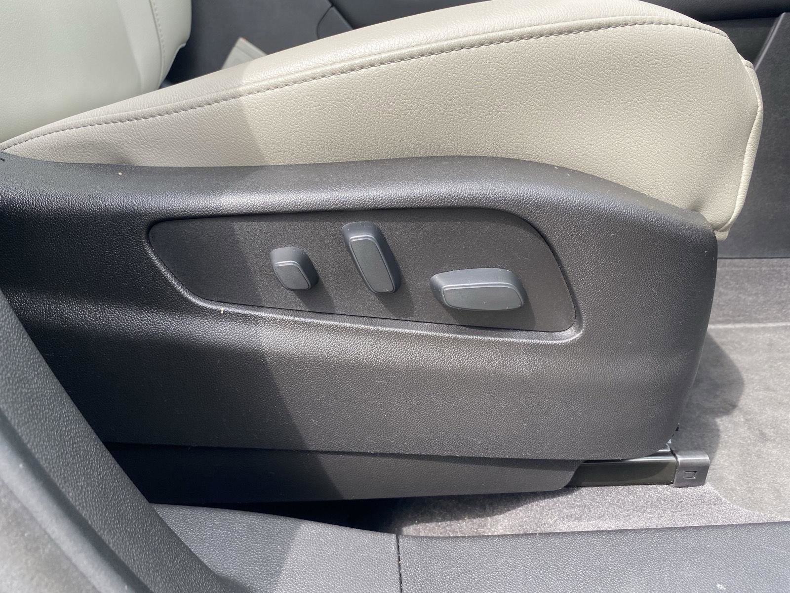 Used 2019 Cadillac XT4 Luxury w/ Cold Weather Package image 37