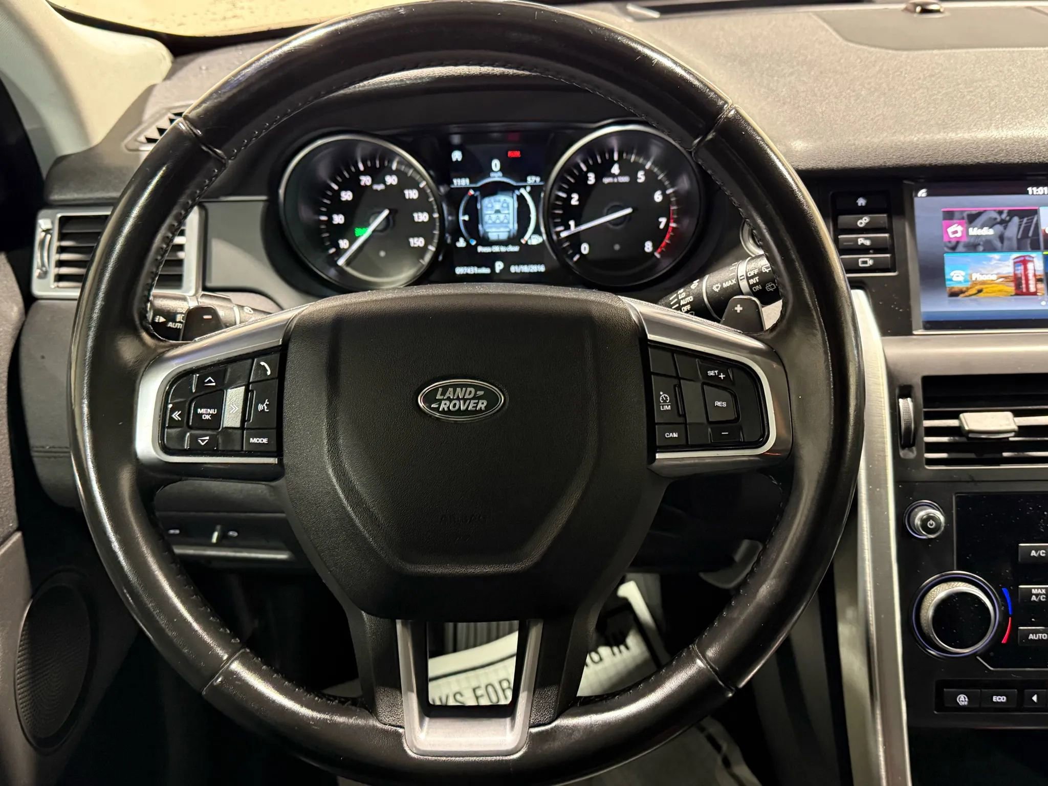 Used 2019 Land Rover Discovery Sport SE image 14
