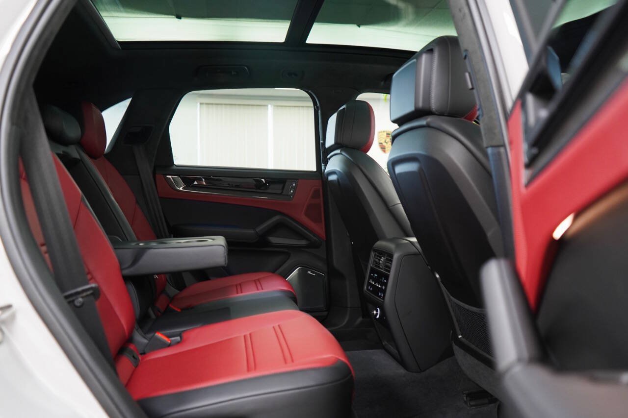 Used 2025 Porsche Cayenne GTS AWD/4WD image 76