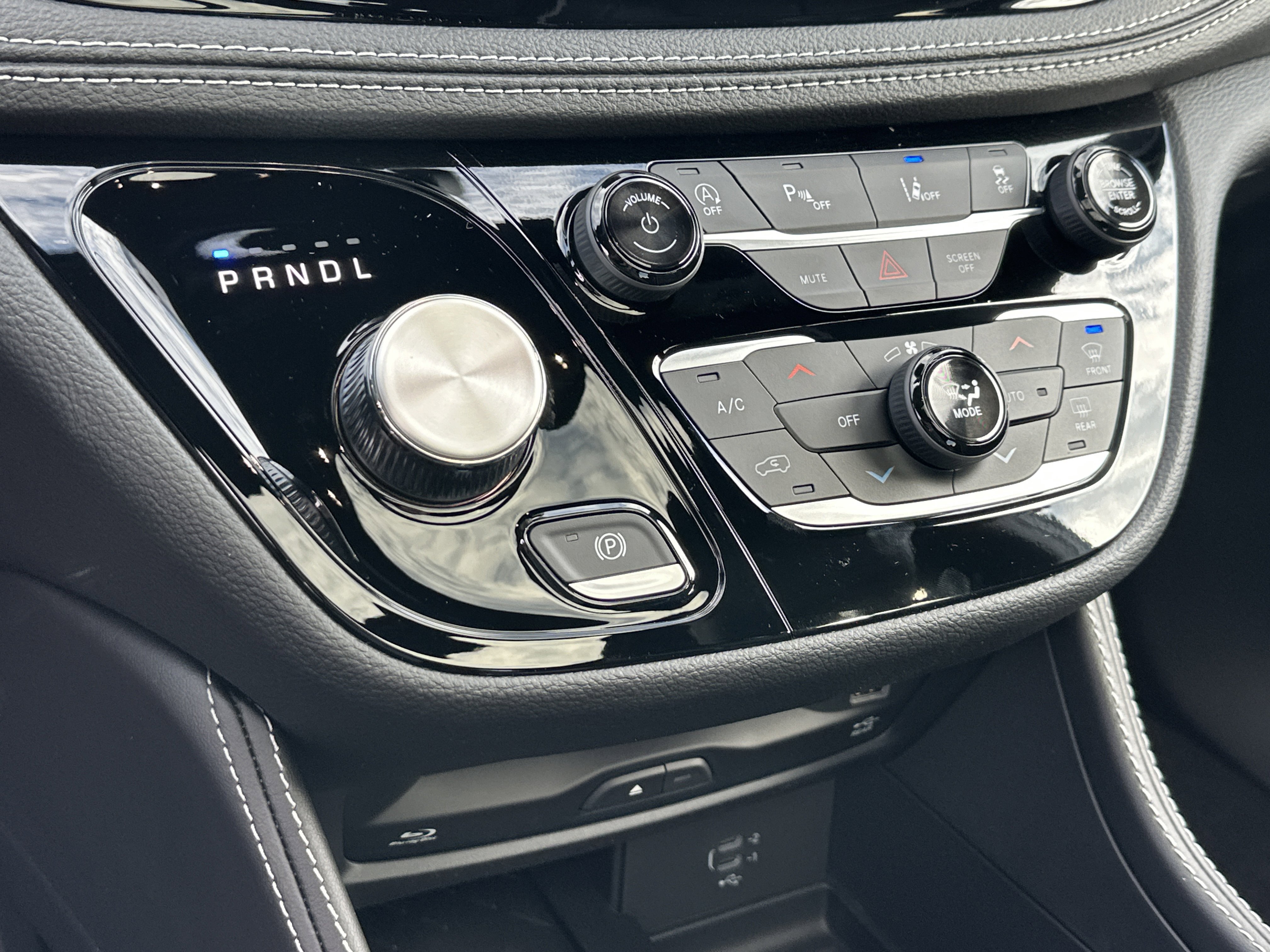 New 2026 Chrysler Pacifica Limited w/ Uconnect Theater Family Group image 6